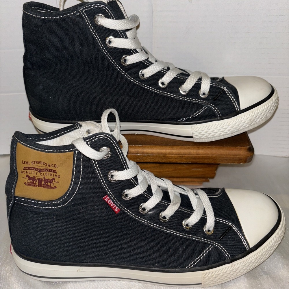 Womens Levi Co. Canvas High Top Size 7, Classic Blue Denim Color . Worn Once